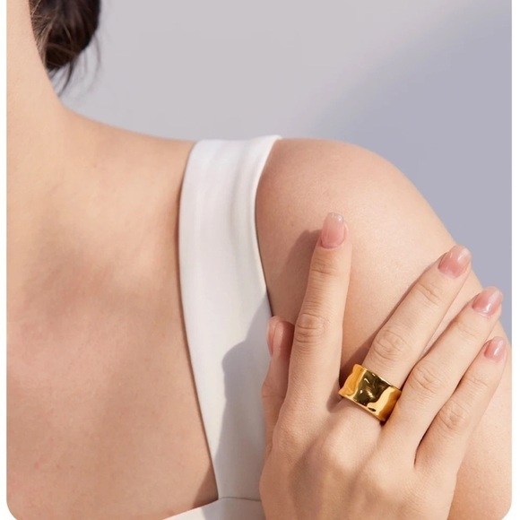 New Gold Hammered Wide Band Ring - Picture 4 of 13